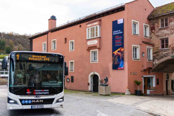 Foto:
Ein Citybus fährt am Eingang zu den Grüben vorbei mit Banner zu den Adventsmärkten 

Fotocredit: Stadt Burghausen /ebh