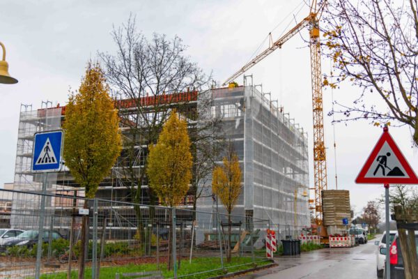 Es geht voran am Neubau der Hans-Kammerer-Schule. Am Dienstag und Mittwoch werden die Deckenplatten für das letzte Stockwerk geliefert.