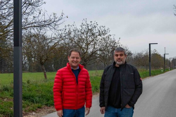 Foto:

Erster Bürgermeister Florian Schneider (l.) und Peter Huber, Leiter der Elektroabteilung der Stadt Burghausen, vor den neuen Solarleuchten an der Berghamer Straße