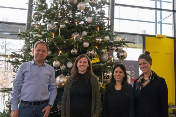 Musik am Weihnachtsbaum: Wie immer gibt es einen großen und toll geschmückten Baum im Bürgerhaus. Hier erklingen bei „Musik am Weihnachtsbaum“ von 11.12. bis 21.12.2022 wieder stimmungsvolle Musik im Advent.