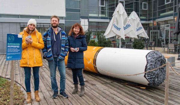 Fotos:




Seit ein paar Wochen steht die Riesenkippe schon am Bürgerplatz – Sarah Freudlsperger, Umweltamt (v.l.), Marco Seyfert, Projektteam „Burghausen Kippenfrei“ und Sabine Bachmeier, Sozialreferentin.




Die Riesenkippe am Bürgerplatz mit dem Haus der Familie im Hintergrund




Fotocredit: Stadt Burghausen/ebh