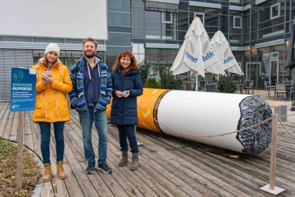Fotos:




Seit ein paar Wochen steht die Riesenkippe schon am Bürgerplatz – Sarah Freudlsperger, Umweltamt (v.l.), Marco Seyfert, Projektteam „Burghausen Kippenfrei“ und Sabine Bachmeier, Sozialreferentin.




Die Riesenkippe am Bürgerplatz mit dem Haus der Familie im Hintergrund




Fotocredit: Stadt Burghausen/ebh