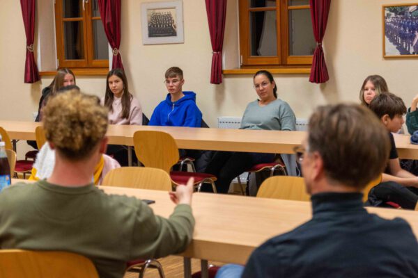 Jugendbeauftragter Magnus Stummvoll (l.) und Stadtrat Roland Resch im Gespräch mit den Jugendlichen über einen möglichen Jugendtreff in Raitenhaslach.

Fotocredit: Stadt Burghausen/ebh