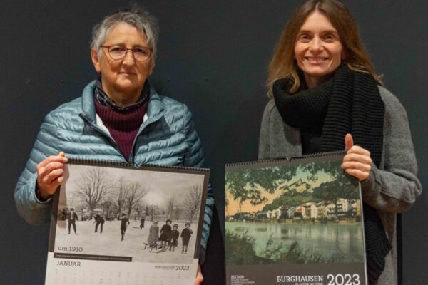 Fotos:

Elisabeth Bente (l.) und Ines Auerbach, Leiterin des Hauses der Fotografie, stellen den neuen Kalender vor
Fotocredit: Stadt Burghausen / ebh

Postbus der Linie Braunau – Salzburg mit der Silhouette der Burghauser Burg im Hintergrund
Fotocredit: Haus der Fotografie