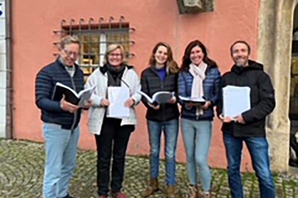 Eine sechsköpfige Jury entscheidet wer das Writers-in-residence-Stipendium bekommt: Konrad Kammergruber (v.l.), Birgit Reineke-Reiprich, Christin Moll, Prof. Dr. Silvia Seibold, Stefan Angstl. Es fehlt: Dr. Norbert Lehning.
Fotocredit: Stefan Angstl