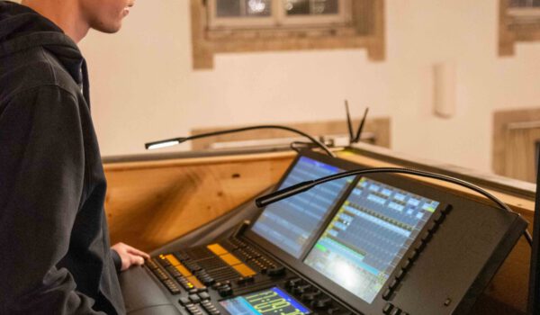 Auszubildender als Fachkraft für Veranstaltungstechniker Sam Kirchner bei der Arbeit - Fotocredit: Stadt Burghausen / Sam Kirchner - Eberle / Manfred Prostmaier - Königseder Auszubildender als Fachkraft für Veranstaltungstechniker Sam Kirchner bei der Arbeit - Fotocredit: Stadt Burghausen / Sam Kirchner - Eberle / Manfred Prostmaier - Königseder