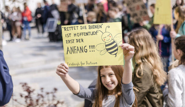 Ein Mädchen hält eine Schild auf einer Demo hoch © Westend61 / Stefanie Baum Ein Mädchen hält eine Schild auf einer Demo hoch © Westend61 / Stefanie Baum