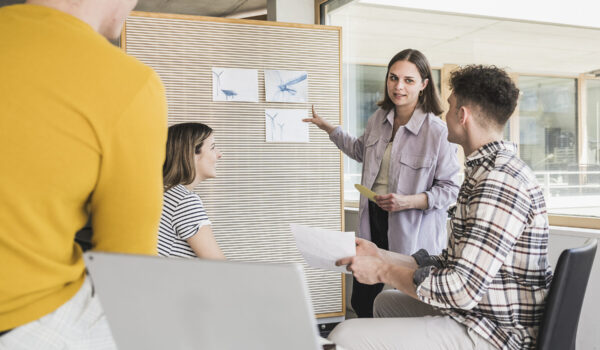 Vier junge Personen während einer Diskussion bei der Arbeit © Westend61 / Uwe Umstätter