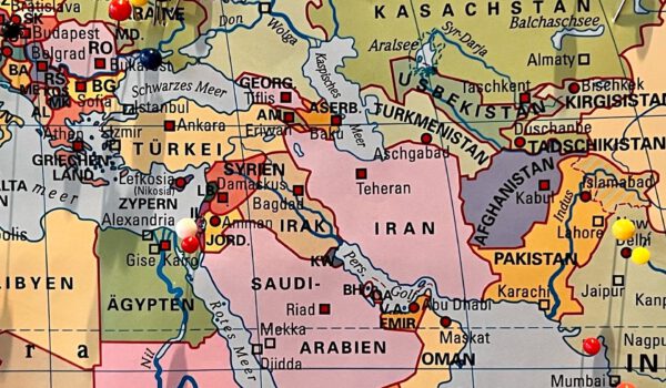 Ein Karte mit Stecknadeln zeigt den Herkunftsort der Neubürgerinnen und Neubürger © Stadt Burghausen / köx