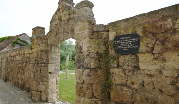 Eingang zum Prälatengarten deas Klosters © Stadt Burghausen Eingang zum Prälatengarten deas Klosters © Stadt Burghausen