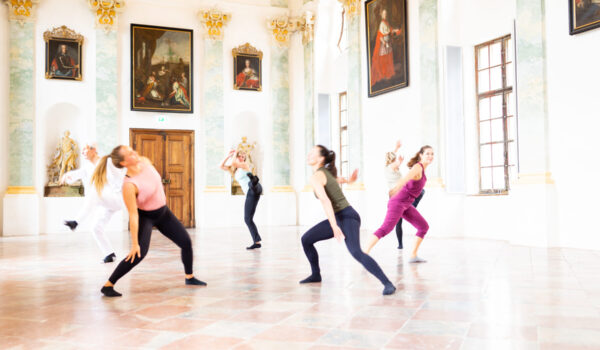 Freier Tanz während des Retreats im Kloster Raitenhaslach © Robert Banfic Freier Tanz während des Retreats im Kloster Raitenhaslach © Robert Banfic