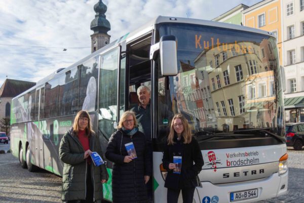 Sabine Ressel (v.l.), Mitarbeiterin Kulturbüro, Birgit Reinecke-Reiprich, Leiterin Kulturbüro, Josef Ammer, Busfahrer, und FSJ-lerin Juliana Wimmer mit dem Kulturbus am Stadtplatz.