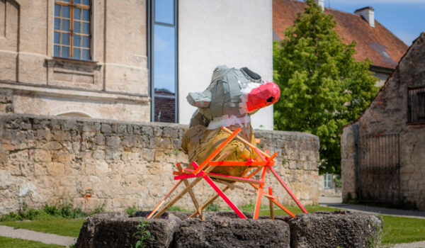 Prälatengarten mit Skulptur von Carolina Camilla Kreusch © Stadt Burghausen Prälatengarten mit Skulptur von Carolina Camilla Kreusch © Stadt Burghausen