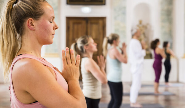 Ein Gruppe bei einer Yoga-Übung während des Retreats im Kloster Raitenhaslach © Hannah Soldner Ein Gruppe bei einer Yoga-Übung während des Retreats im Kloster Raitenhaslach © Hannah Soldner