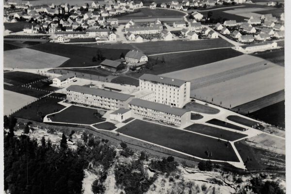 Foto vom Haus der Fotografie. Die Burghauser Neustadt 1956 mit dem neu erbauten Krankenhaus und Wacker im Hintergrund.