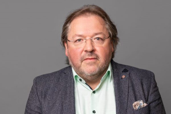 Foto: Dr. Mattias Pöhlmann hält am 1.3.2023 einen Vortrag über Rechte Esoterik – wenn Esoterik politisch wird Foto: Dr. Mattias Pöhlmann hält am 1.3.2023 einen Vortrag über Rechte Esoterik – wenn Esoterik politisch wird