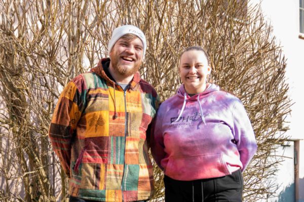 Marcel Anslinger (l.), Leiter des Freizeitheims, und Johanna Hacker, ehrenamtliche Helferin im Freizeitheim, hoffen, dass sich viele Interessierte melden, die kreative Kurse für Kinder im Freizeitheim anbieten wollen.