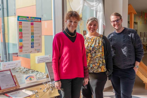Kita St. Konrad ist Eine-Welt-Kita Sozialreferentin Sabine Bachmeier, Kita-Leiterin Claudia Pronold und stellv. Leiter Maximilian Weiß