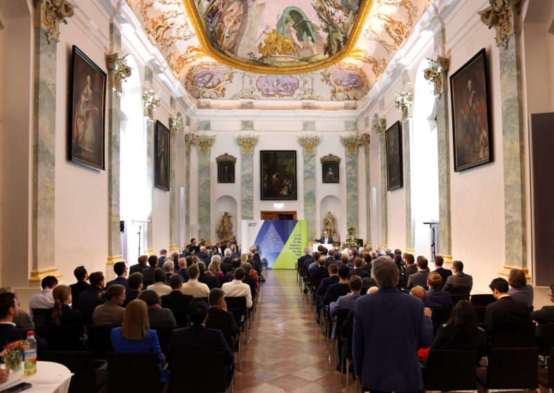 Übergabe Förderbescheid Reallabor im TUM Akademiezentrum Raitenhaslach mit vielen Wissenschaftlerinnen und Wissenschaftslern von mehr als 30 Projektpartnern und politischen Vertretern