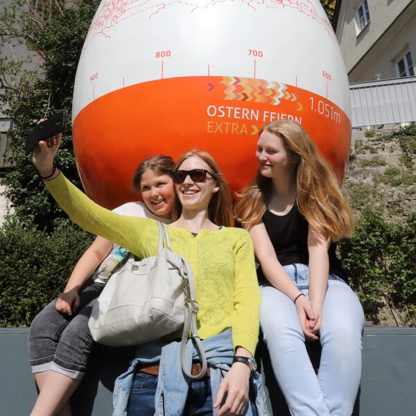 Selfie-Time mit Riesen-Osterei