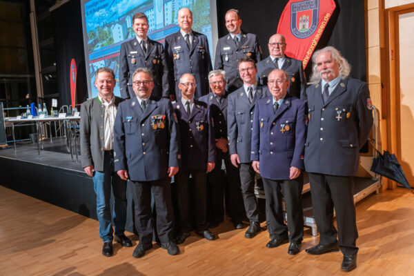 Vorne von links: Erster Bürgermeister Florian Schneider mit den für ihre Zugehörigkeit geehrten Kameraden Wolfgang Rossau, Rupert Seitz, Helmut Baumgartner, Johannes Seidl, Herbert Reiff, Karl Brantl und Otto Andreas