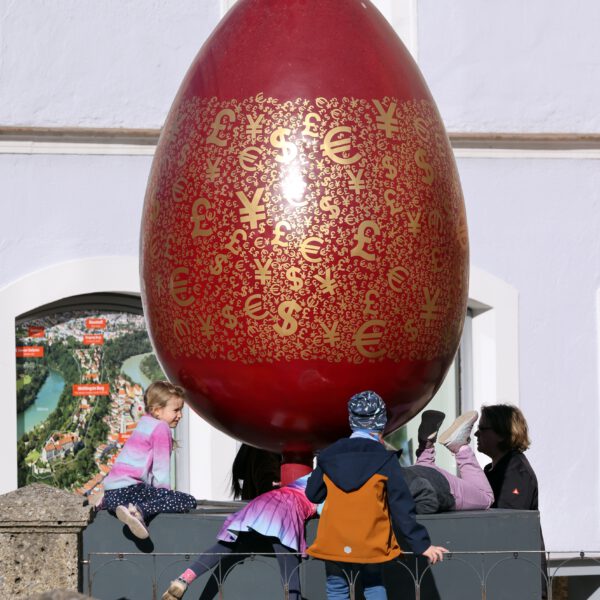 Sorgen für leuchtende Kinderaugen – die glänzenden Riesen-Ostereier