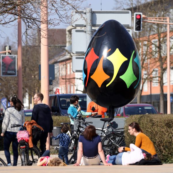 Riesen-Spaß mit Riesen-Eiern: Ostereiersuche extra lang