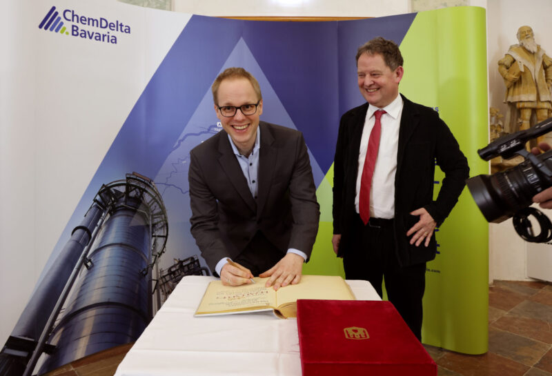 Eintrag ins goldene Buch der Stadt Burghausen Parlamentarischer Staatssekretär bei der Bundesministerin für Bildung und Forschung Dr. Jens Brandenburg