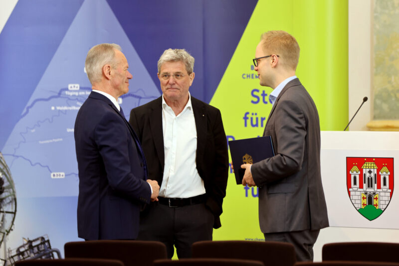 Parlamentarischer Staatssekretär bei der Bundesministerin für Bildung und Forschung Dr. Jens Brandenburg im Gespräch mit Prof. Köster und Anton Steinberger