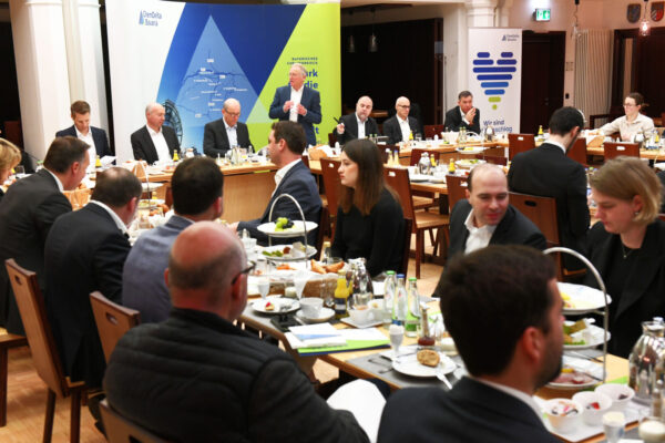 Höhepunkt der Berlingespräche war eine Diskussionsrunde mit Bundestagsabgeordneten in der bayerischen Vertretung. Dabei stellten (hinten v.l.) InfraServ-Geschäftsleiter Dr. Christoph von Reden, OMV-Deutschland-Geschäftsführer Dr. Stefan Hölbfer, Dyneon-Geschäftsführer Burkhard Anders, Wacker-Werkleiter Dr. Peter von Zumbusch, ChemDelta-Sprecher Dr. Bernhard Langhammer, AlzChem-CEO Andreas Niedermaier, Westlake Vinnolit-Sprecher Dr. Oliver Mieden und Dr. Markus Born von den bayerischen Chemieverbänden den Politikvertretern die aktuell im Chemiedreieck drängendsten Themen vor.