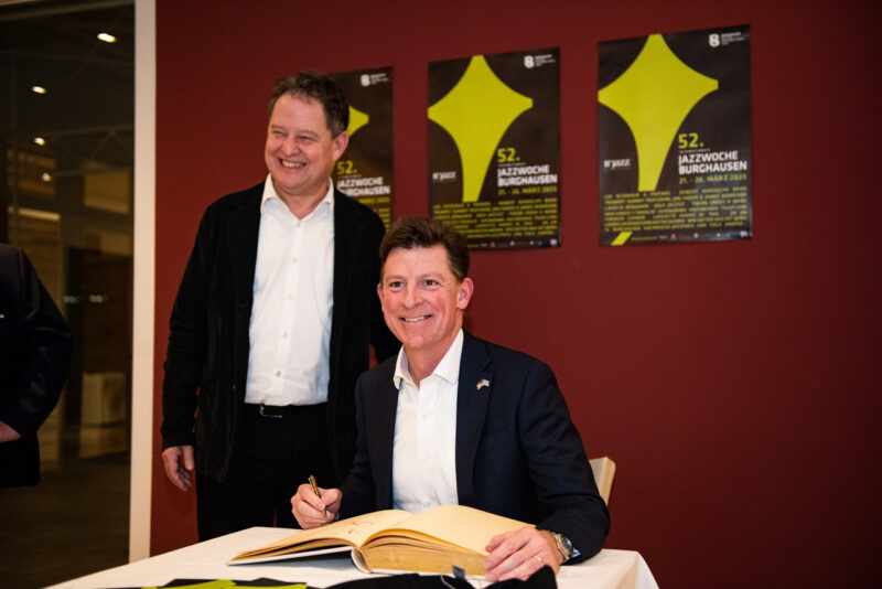 US-Generalkonsul Timothy E. Liston besucht Internationale Jazzwoche Burghausen 2023. Eintrag ins Goldene Buch der Stadt Burghausen. Treffen mit der Musikerin LAKECIA BENJAMIN. 