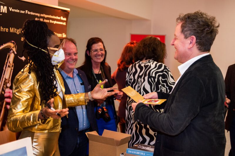 US-Generalkonsul Timothy E. Liston besucht Internationale Jazzwoche Burghausen 2023. Eintrag ins Goldene Buch der Stadt Burghausen. Treffen mit der Musikerin LAKECIA BENJAMIN. 