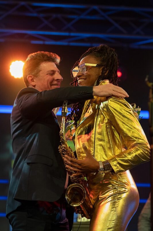 US-Generalkonsul Timothy E. Liston besucht Internationale Jazzwoche Burghausen 2023. Eintrag ins Goldene Buch der Stadt Burghausen. Treffen mit der Musikerin LAKECIA BENJAMIN. 