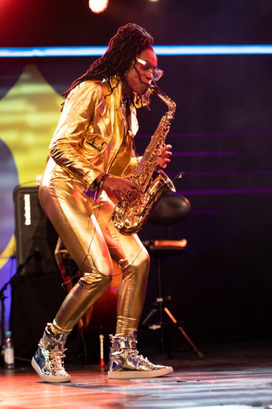 US-Generalkonsul Timothy E. Liston besucht Internationale Jazzwoche Burghausen 2023. Eintrag ins Goldene Buch der Stadt Burghausen. Treffen mit der Musikerin LAKECIA BENJAMIN. 