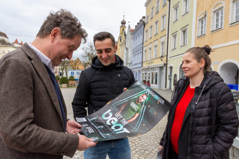 Die Veranstalter Blerim Krasniqi und Julia Geith (v.l.), Erster Bürgermeister Florian Schneider, Florian Zitzelsberger vom Jugendbüro und Jugendbeauftragter Magnus Stummvoll. Fotocredit: Stadt Burghausen / Königseder 
