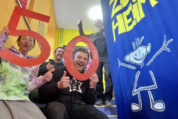 Freuen sich auf ein vollgepacktes und spannendes Jubiläumsjahr 2023: Monika Lengyel (v.l.), Praktikant Sebastian Brammen, Hausleiter Marcel Anslinger und Hannes Schwankner, Leiter der Jugendarbeit Burghausen. Fotocredit: Stadt Burghausen / köx