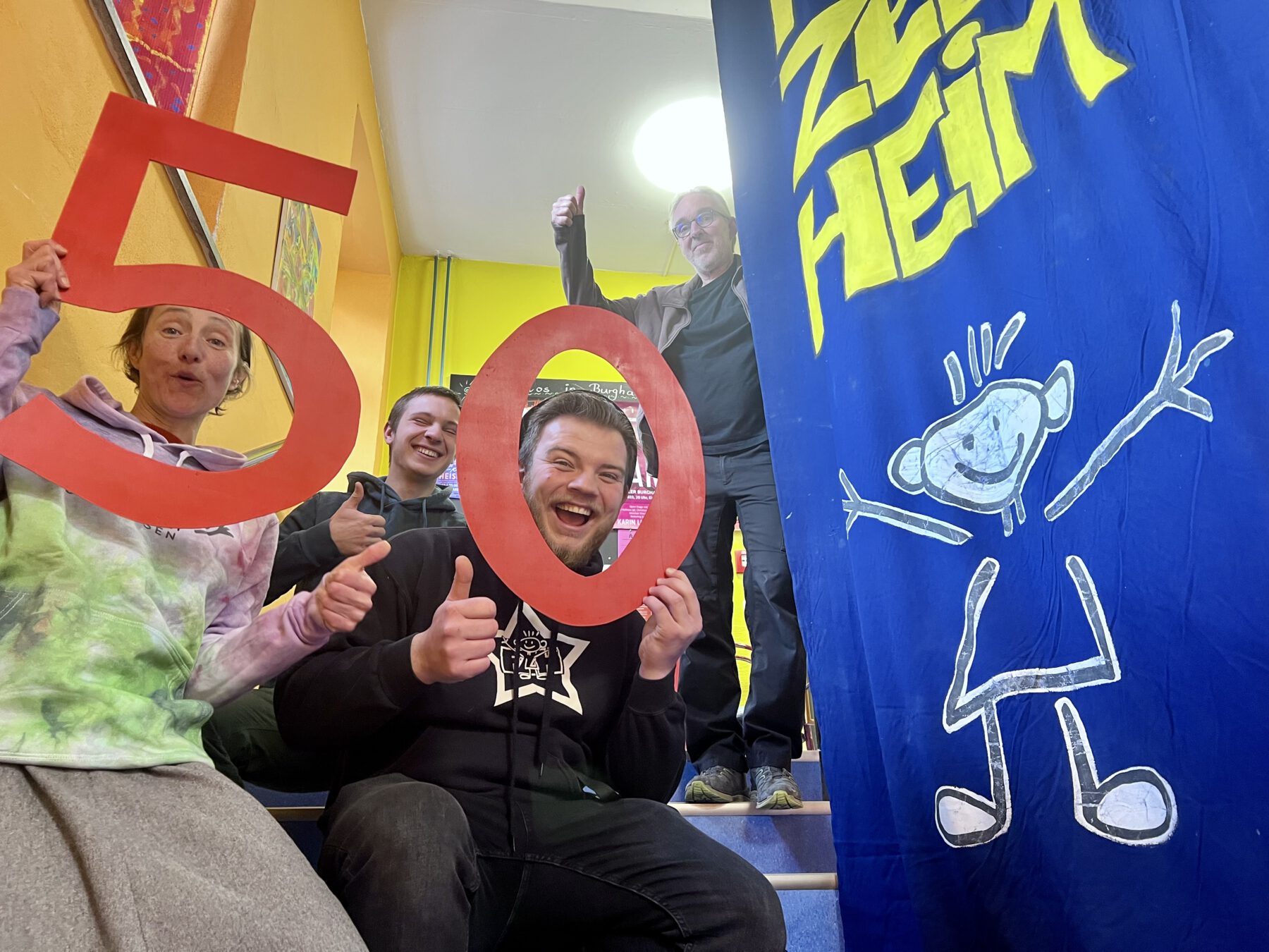 Freuen sich auf ein vollgepacktes und spannendes Jubiläumsjahr 2023: Monika Lengyel (v.l.), Praktikant Sebastian Brammen, Hausleiter Marcel Anslinger und Hannes Schwankner, Leiter der Jugendarbeit Burghausen. Fotocredit: Stadt Burghausen / köx