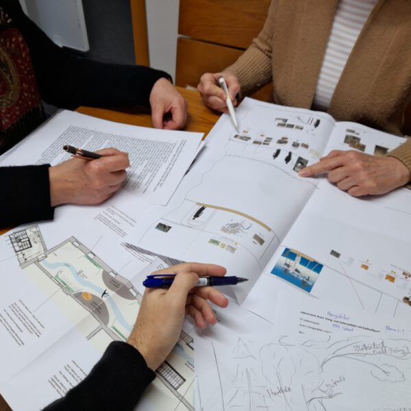 Das Team des Stadtmuseums bei der Konzipierung der neuen Ausstellung zum Naturraum Salzach-Wöhrsee