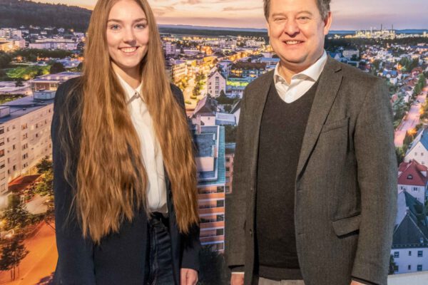Erster Bürgermeister Florian Schneider gratuliert Laura Rotsching, die ihre Ausbildung zur Immobilienkauffrau bei der BuWoG mit 1,0 abgeschlossen hat
