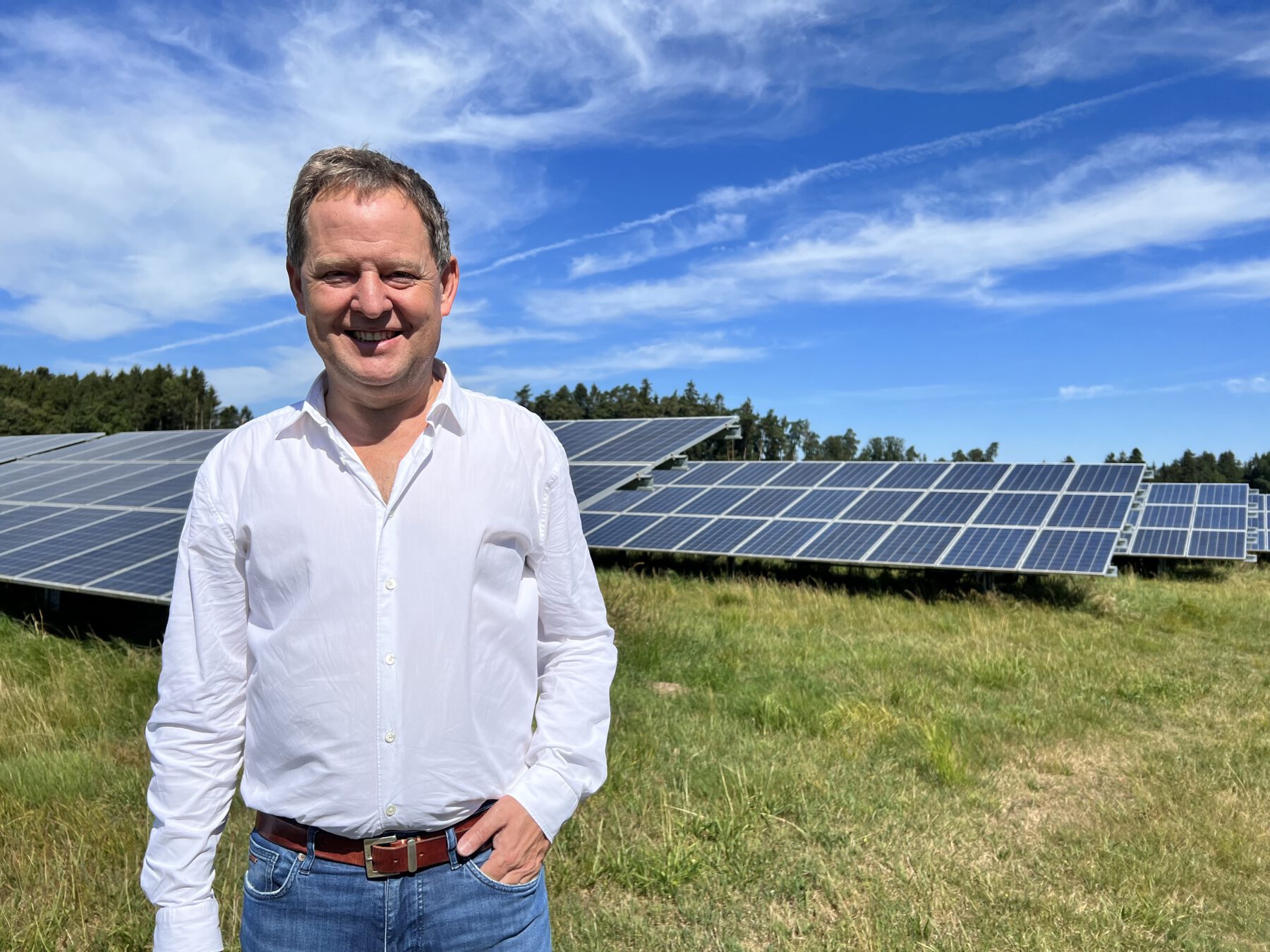 Erster Bürgermeister Florian Schneider am Hieringer Feld: Die nachhaltige Stromgewinnung in Burghausen der wird 2023 weiter ausgebaut. Fotocredit: Stadt Burghausen / köx