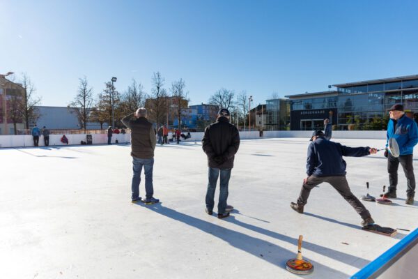 Bevor die Eisfläche am Sonntag abgebaut wird, findet am Samstag noch die Stadtmeisterschaft im Eisstockschießen statt – Der Schlittschuhverleih ist nur noch bis einschließlich Freitag möglich