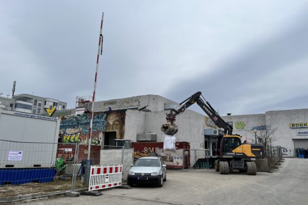 Die Abbrucharbeiten am Saluachzentrum haben begonnen Foto köx