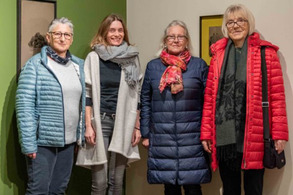 40 Jahre Haus der Fotografie auf einem Foto: Elisabeth Bente, seit gut 20 Jahren Mitarbeiterin im Haus der Fotografie, Ines Auerbach, Leiterin des Hauses der Fotografie, Hildegard Fickert, ehemalige Leiterin, und Annegret Weinzierl, seit der Eröffnung viele Jahre lang Mitarbeiterin im Haus der Fotografie 40 Jahre Haus der Fotografie auf einem Foto: Elisabeth Bente, seit gut 20 Jahren Mitarbeiterin im Haus der Fotografie, Ines Auerbach, Leiterin des Hauses der Fotografie, Hildegard Fickert, ehemalige Leiterin, und Annegret Weinzierl, seit der Eröffnung viele Jahre lang Mitarbeiterin im Haus der Fotografie