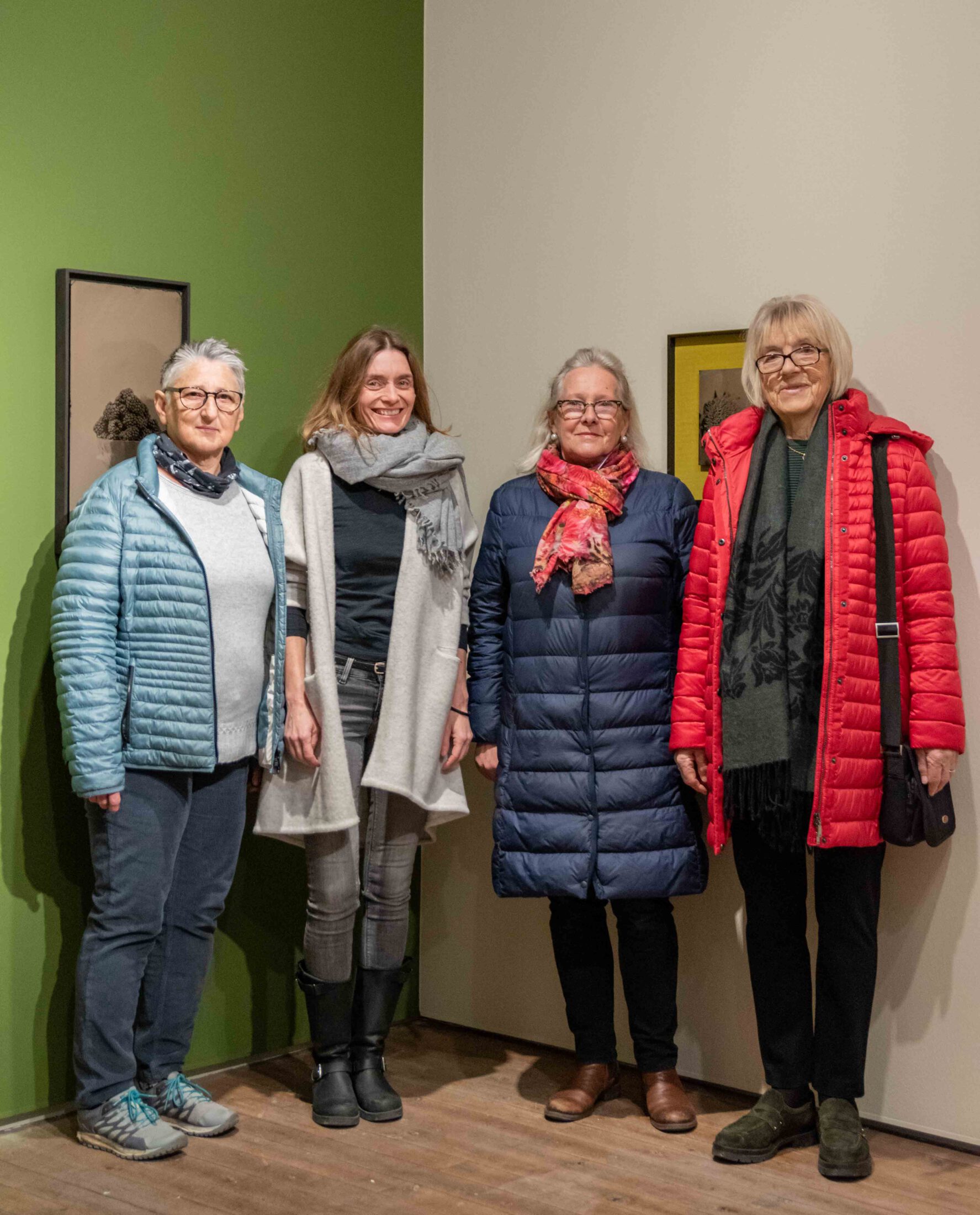 40 Jahre Haus der Fotografie auf einem Foto: Elisabeth Bente, seit gut 20 Jahren Mitarbeiterin im Haus der Fotografie, Ines Auerbach, Leiterin des Hauses der Fotografie, Hildegard Fickert, ehemalige Leiterin, und Annegret Weinzierl, seit der Eröffnung viele Jahre lang Mitarbeiterin im Haus der Fotografie