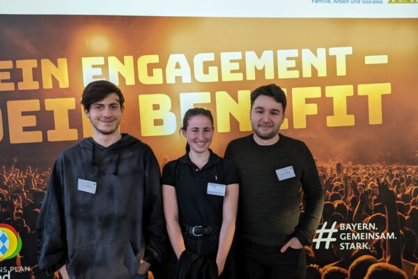 Liam Bachmann, Romy Fellinger und David Broz der Burghauser Jugendarbeit vertraten den Landkreis Altötting beim Ehrenamtsempfang der bayerischen Staatsministerin für Familie, Arbeit und Soziales. Liam Bachmann, Romy Fellinger und David Broz der Burghauser Jugendarbeit vertraten den Landkreis Altötting beim Ehrenamtsempfang der bayerischen Staatsministerin für Familie, Arbeit und Soziales.