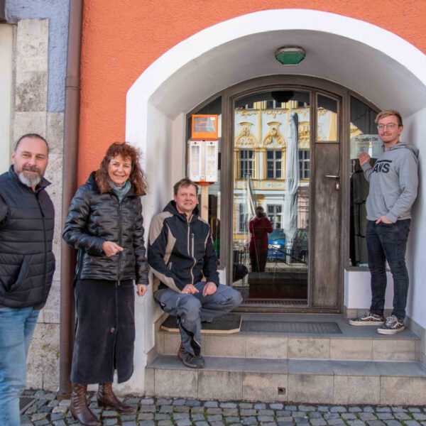 Peter Schweikl, Leiter des Bauhofs, Markus Salzinger, Schreiner der Stadt Burghausen, Manuel Einwang, Geschäftsführer der Burgkeller-Bar, und Sabine Bachmeier, Sozialreferentin, stehen mit dem Kippster vor der Burgkellerbar am Stadtplatz. Peter Schweikl, Leiter des Bauhofs, Markus Salzinger, Schreiner der Stadt Burghausen, Manuel Einwang, Geschäftsführer der Burgkeller-Bar, und Sabine Bachmeier, Sozialreferentin, stehen mit dem Kippster vor der Burgkellerbar am Stadtplatz.