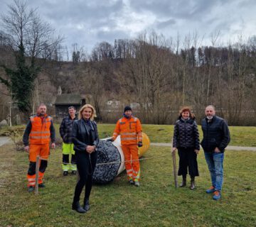 Die Riesenkippe vor der Jugendherberge mit Jugendherbergsleiterin Ulrike Abeln (3. v. l.) Sozialreferentin Sabine Bachmeier (2. v. r.), Bauhofsleiter Peter Schweikl (r.) und Mitarbeitern des Bauhofs Fotocredit: Stadt Burghausen/ebh