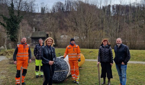 Die Riesenkippe vor der Jugendherberge mit Jugendherbergsleiterin Ulrike Abeln (3. v. l.) Sozialreferentin Sabine Bachmeier (2. v. r.), Bauhofsleiter Peter Schweikl (r.) und Mitarbeitern des Bauhofs Fotocredit: Stadt Burghausen/ebh