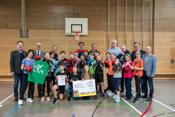 Von links nach rechts: Erster Bürgermeister Florian Schneider, Schulleiter Dr. Ulrich Kanz, Stefan Angstl, dritter Bürgermeister und Lehrer am Aventinus-Gymnasium, Tobias Erler, sportlicher Leiter der Sportklassen, Guido Kallinger, stellvertretender Vorsitzender des SV Wacker Burghausen, Norbert Stranzinger, 1. Vorsitzender des TV 1868 Burghausen, Gerhard Walter, Kickbox-Trainer, Andreas Galneder, stellvertretender Schulleiter, und Heiko Hiller, Geschäftsführer des SV Wacker Burghausen, mit der Sportklasse der fünften Jahrgangsstufe Von links nach rechts: Erster Bürgermeister Florian Schneider, Schulleiter Dr. Ulrich Kanz, Stefan Angstl, dritter Bürgermeister und Lehrer am Aventinus-Gymnasium, Tobias Erler, sportlicher Leiter der Sportklassen, Guido Kallinger, stellvertretender Vorsitzender des SV Wacker Burghausen, Norbert Stranzinger, 1. Vorsitzender des TV 1868 Burghausen, Gerhard Walter, Kickbox-Trainer, Andreas Galneder, stellvertretender Schulleiter, und Heiko Hiller, Geschäftsführer des SV Wacker Burghausen, mit der Sportklasse der fünften Jahrgangsstufe