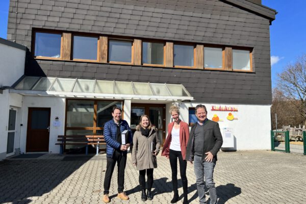 Viel geschafft in kurzer Zeit haben Erster Bürgermeister Florian Schneider (r.), Oliver Fischeneder (l.) von der städt. Hochbauabteilung, Bauingenieurin Martina Weilbuchner (2.v.l.) von Wagner Ingenieure sowie Kita-Leiterin vom „Haus der kleinen Strolche“ Heidi Niederauer. Fotocredit: Stadt Burghausen/köx Viel geschafft in kurzer Zeit haben Erster Bürgermeister Florian Schneider (r.), Oliver Fischeneder (l.) von der städt. Hochbauabteilung, Bauingenieurin Martina Weilbuchner (2.v.l.) von Wagner Ingenieure sowie Kita-Leiterin vom „Haus der kleinen Strolche“ Heidi Niederauer. Fotocredit: Stadt Burghausen/köx